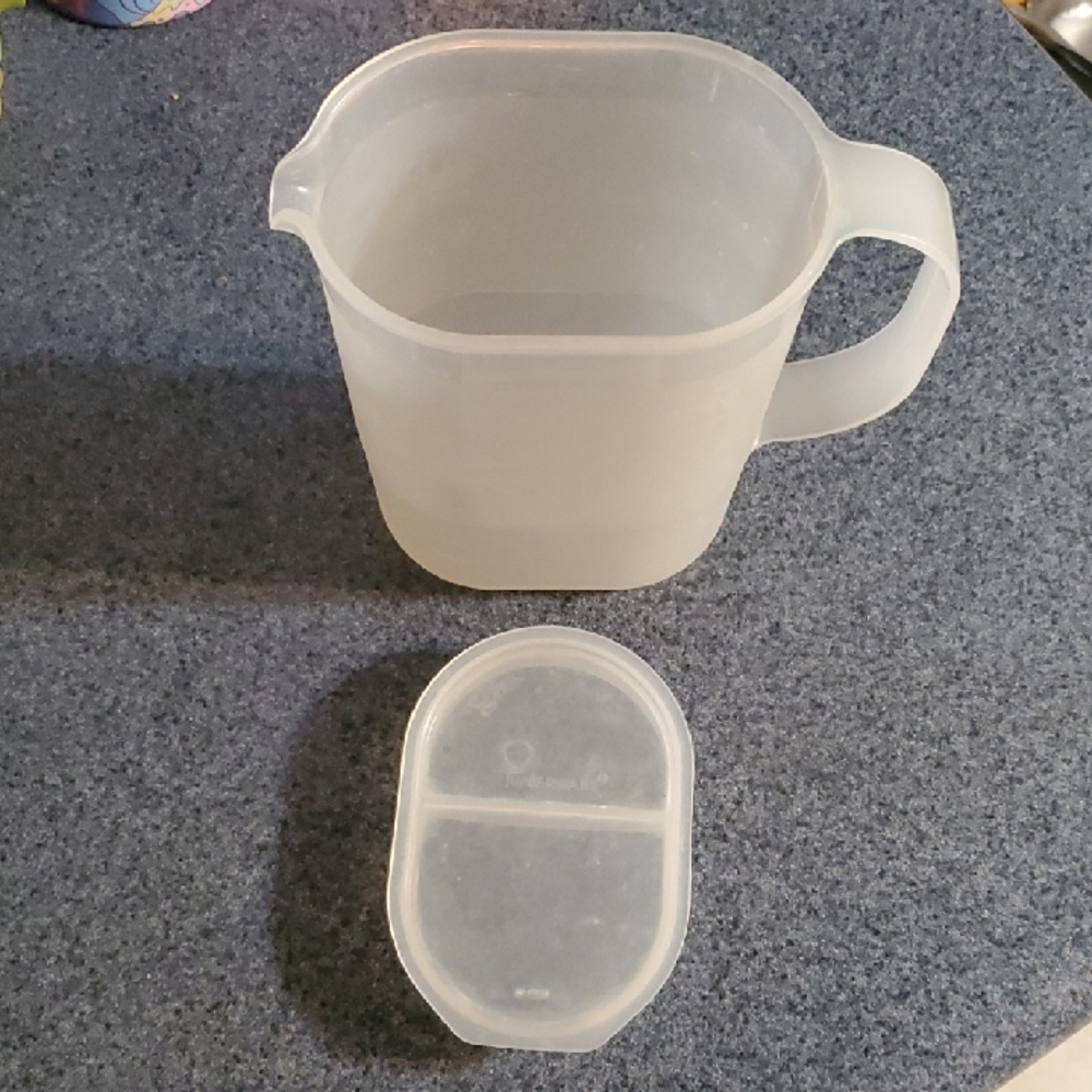 TUPPERWARE 1 Quart Refrigerator‎ Pitcher w/ 2-Way Lid Sheer Plastic